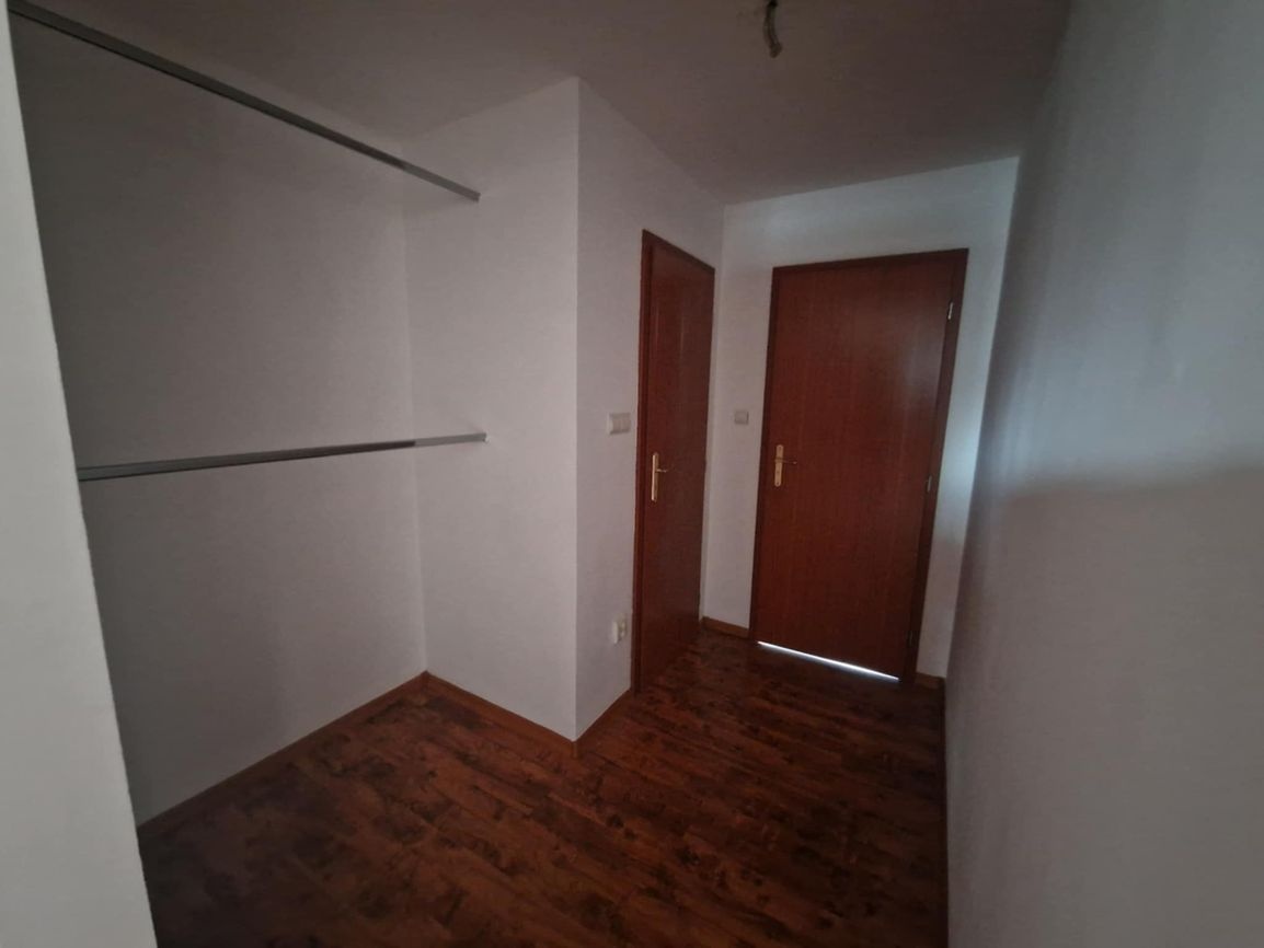 Ponúkame na predaj priestranný, viacgeneračný rodinný dom v - 14