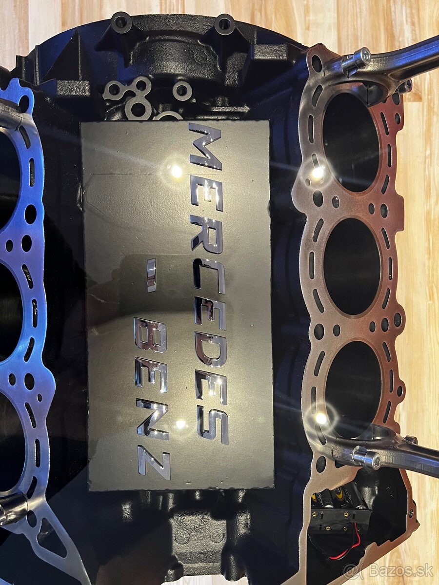 Stôl z motora Mercedes-Benz V6 - 14