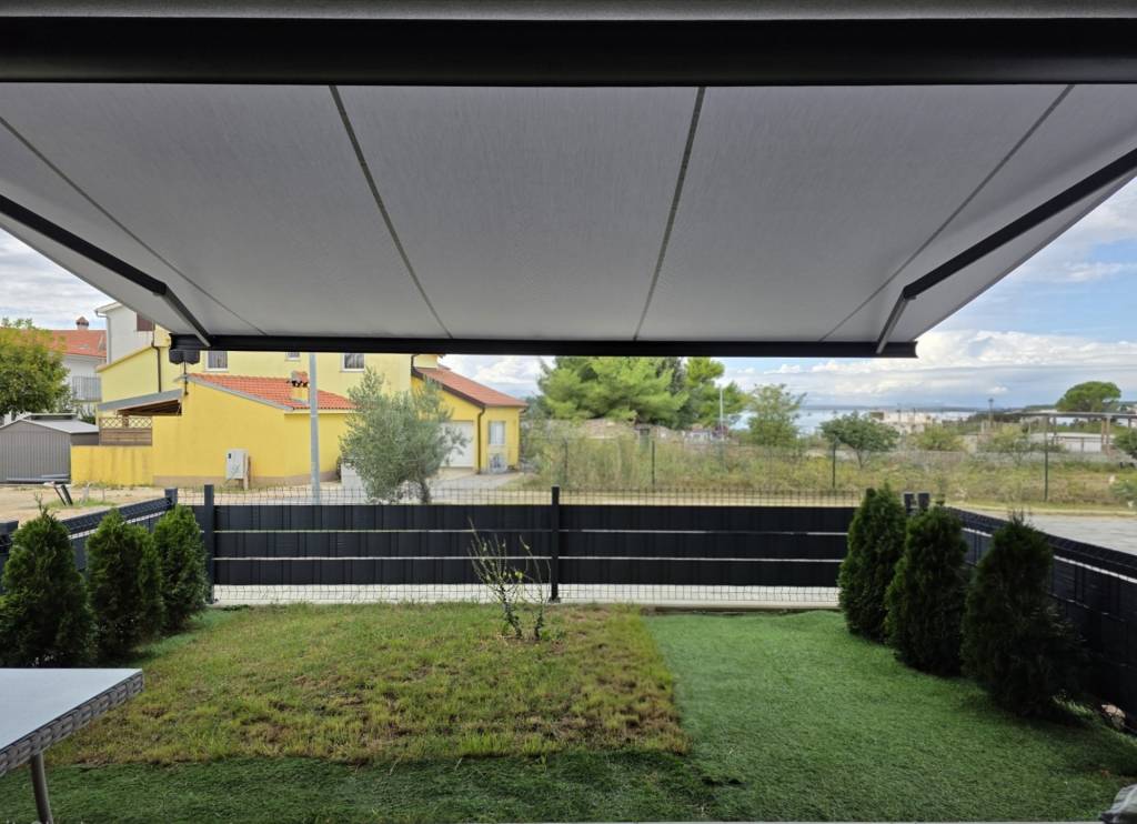 CHORVÁTSKO - 3 izbový apartmán v novostavbe 140 m od mora- V - 14