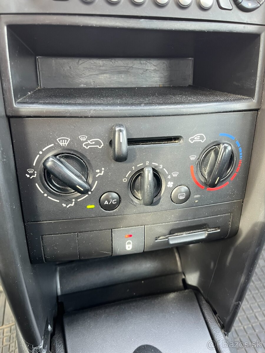 Peugeot 207 1.4e Benzín, 2009, 54 kW, 304407 km - 14