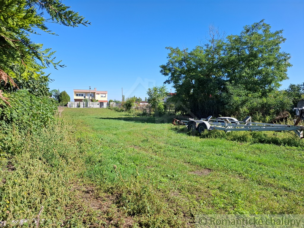 Pozemok so starým domom a inžinierskymi sieťami v obci Kra - 14