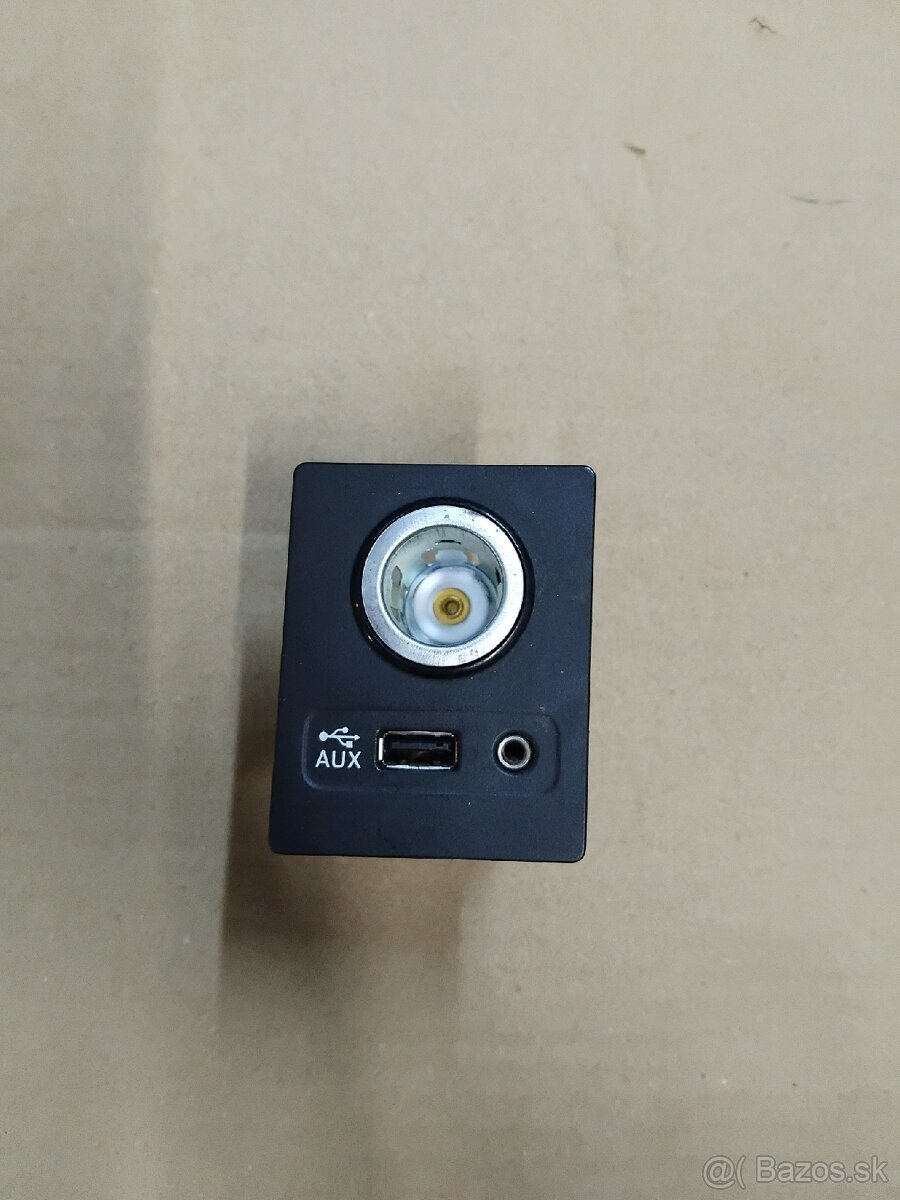 USB konektor - zásuvka AUX - 14