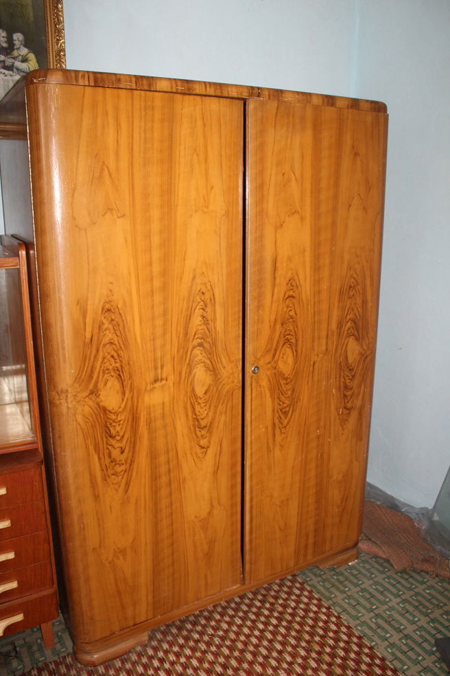 šicí stroj,skrina, knihovnička,sedačka. - 14