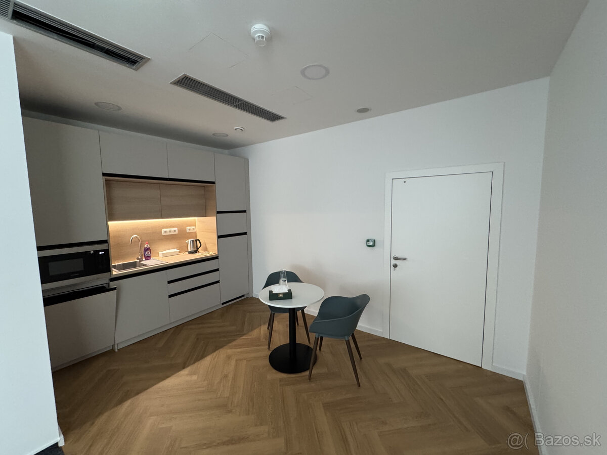 Prenájom novozrekonštruovaného samostatného kancelárskeho tr - 14