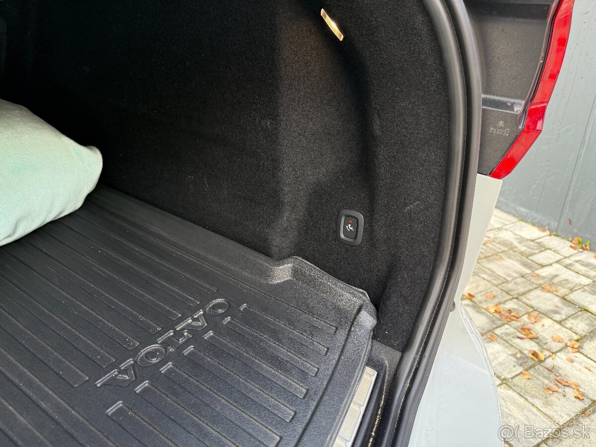 VOLVO XC60 B5 (P) 250hp R-Design AT8 AWD - 14