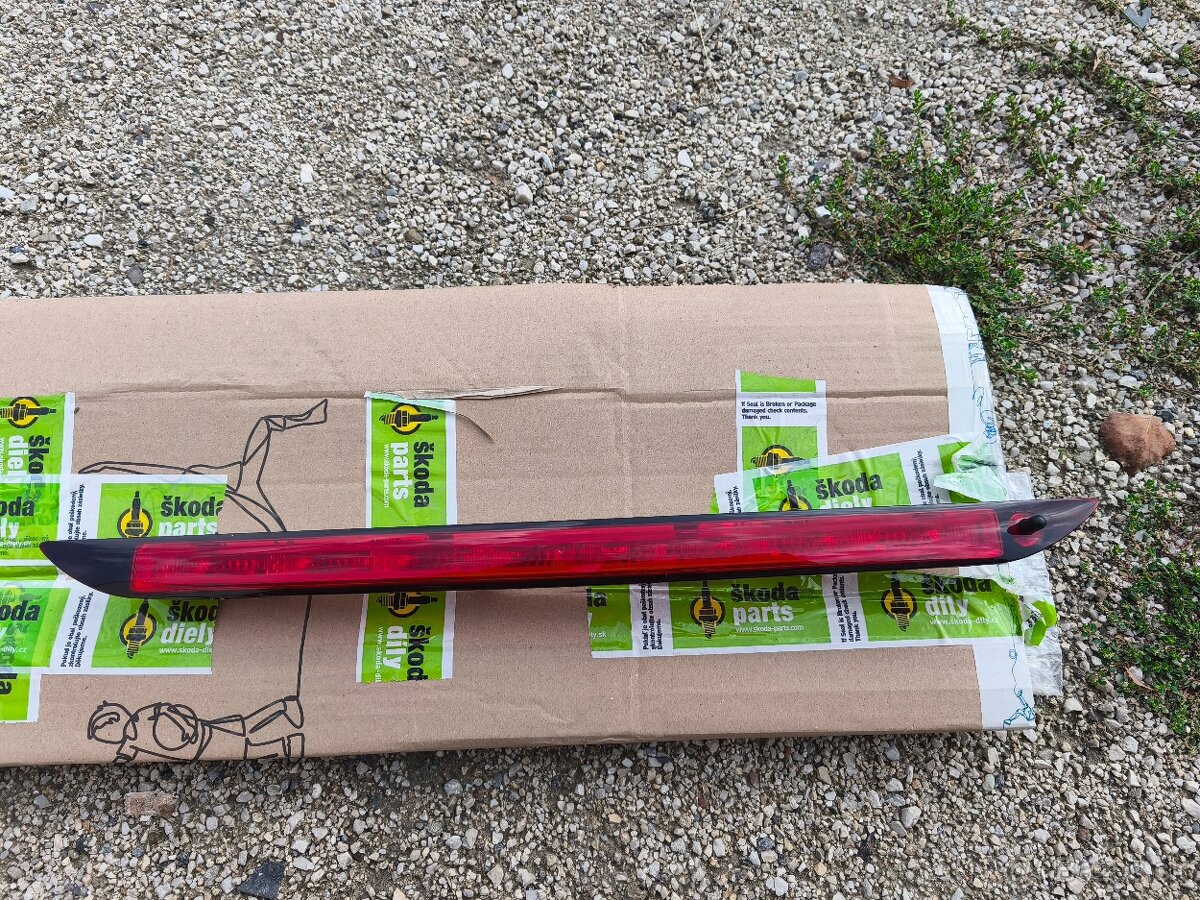 Tretie brzdové svetlo Mercedes GLC , E class , GLA ,Vito - 14