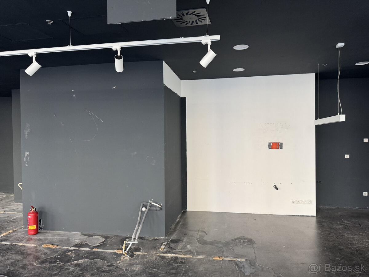 Prenájom rožného prízemného obchodného priestoru 241 m2 na p - 14