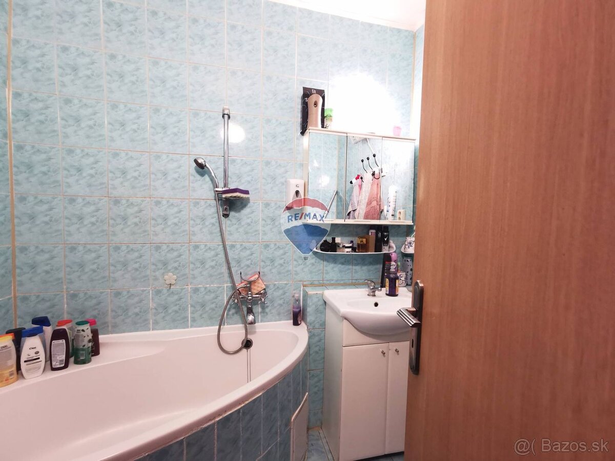 REZERVOVANÉ 2 izbový byt, zrekonštruovaný, 56 m2, balkón, V - 14