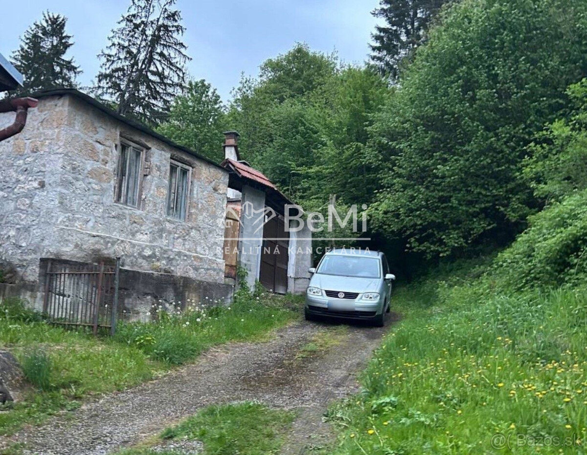 Čarovný pozemok s múrmi pôvodného domu, Sebedín - 14