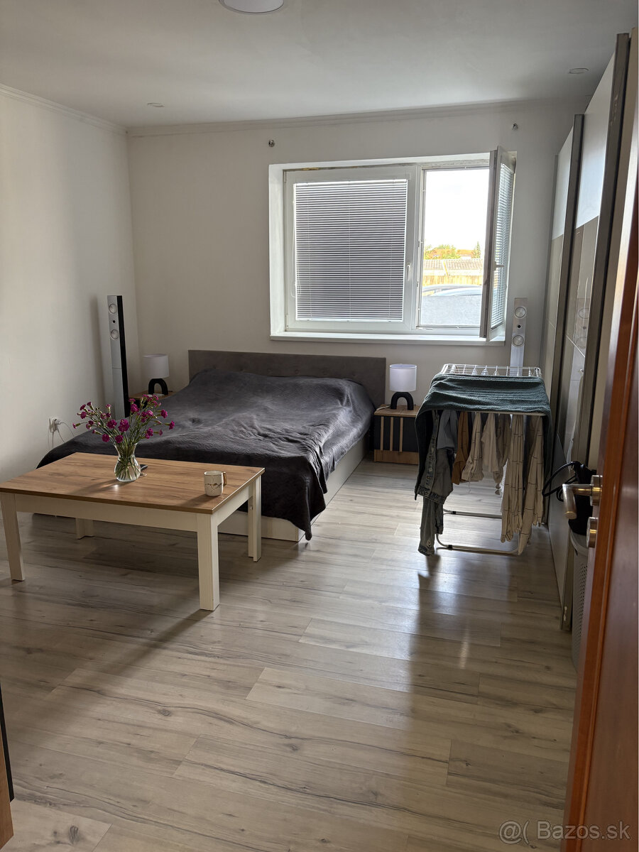 Znížená cena: prerobený 5 + 1 izbový rodinný dom s priestra - 14