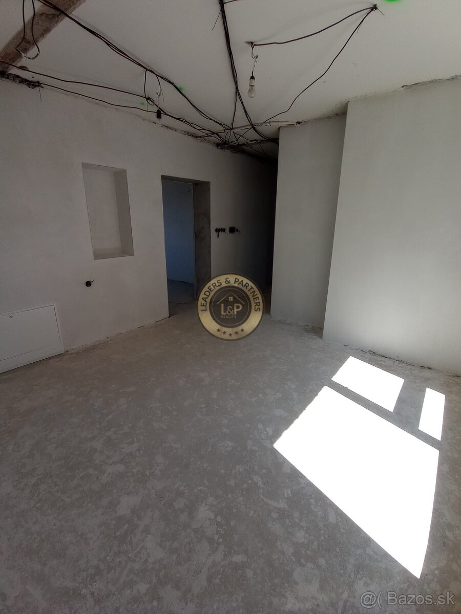 Rezervované Na predaj 5-izbový rodinný dom v obci Košolná - 14