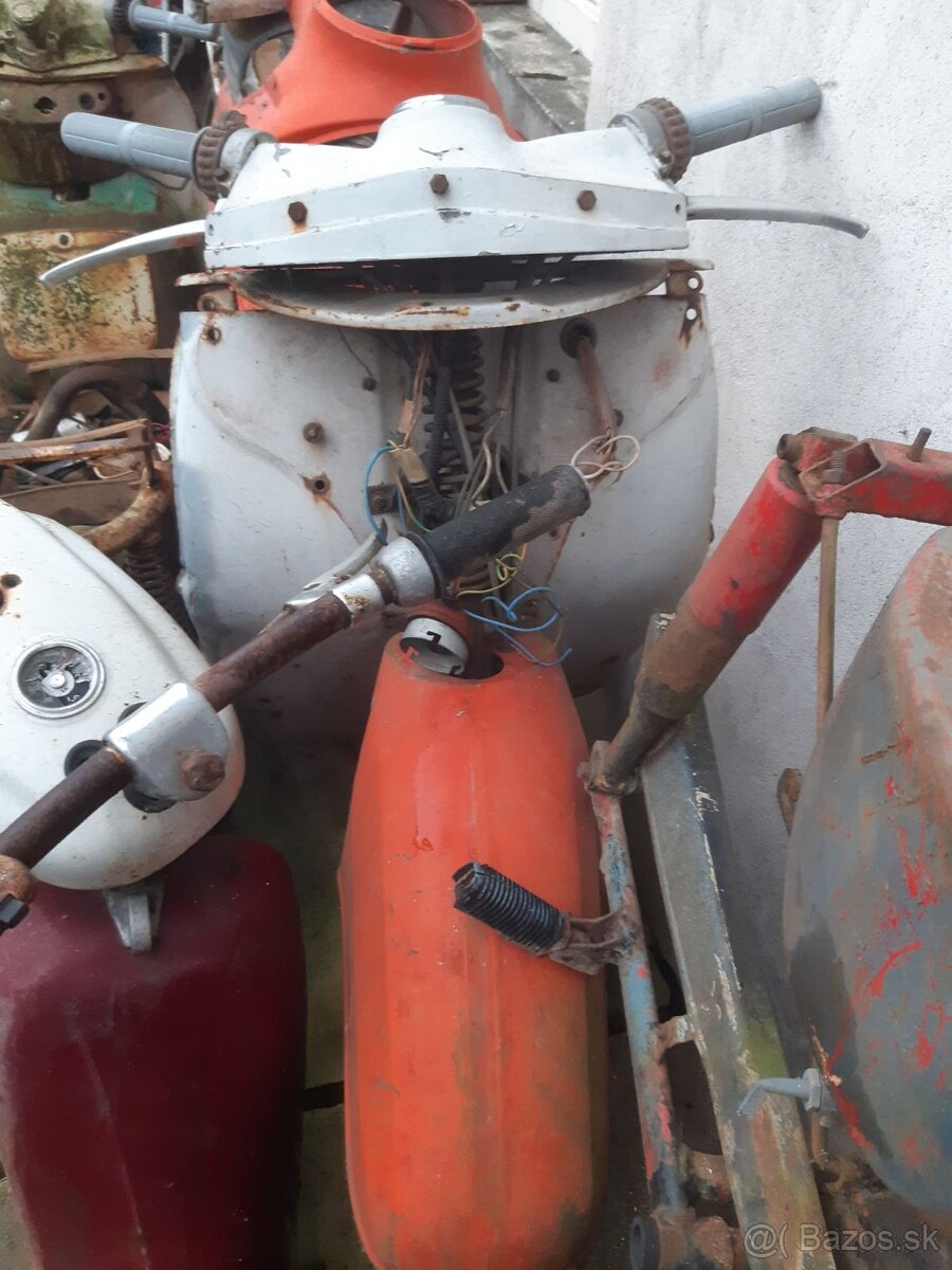 Rôzne stare motocykle nekompletné na ND - 14