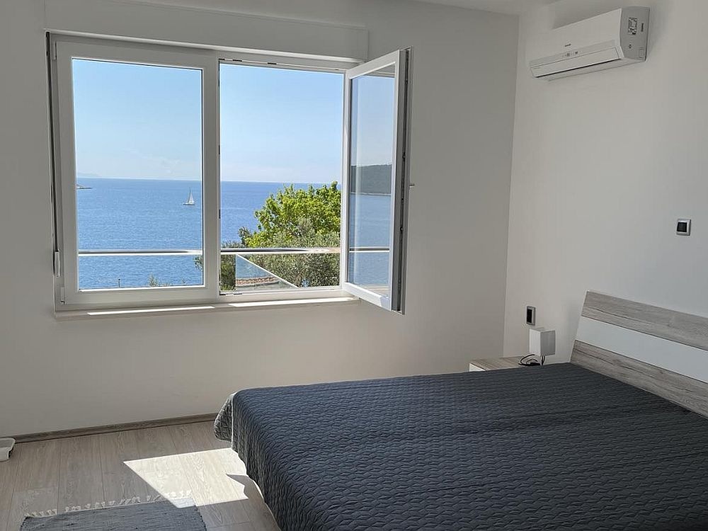 Vila s bazénom len 50 metrov od mora, pri Trogire Chorvátsko - 14