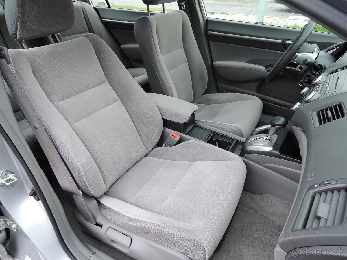 Honda Civic sedan 1,8 i-VTEC Aut. Šíbr 2006 - 14