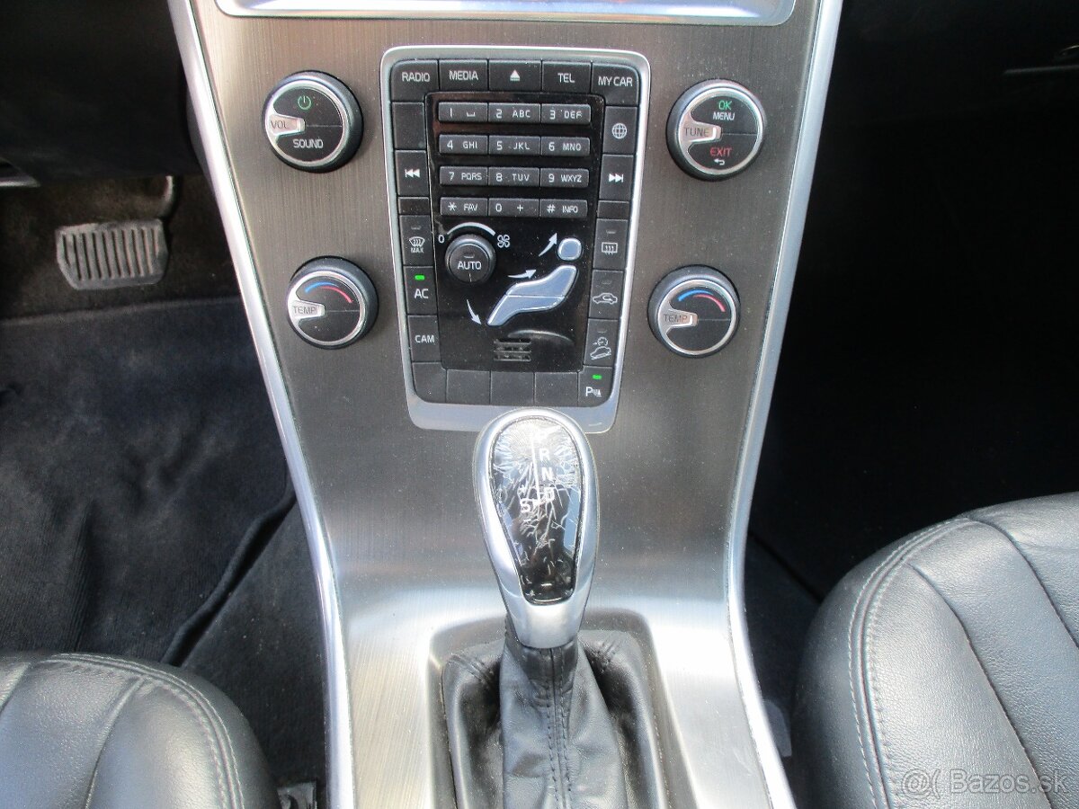 VOLVO XC60 2,4D4 Summum AWD Auto Pano Xen 2014 - 14