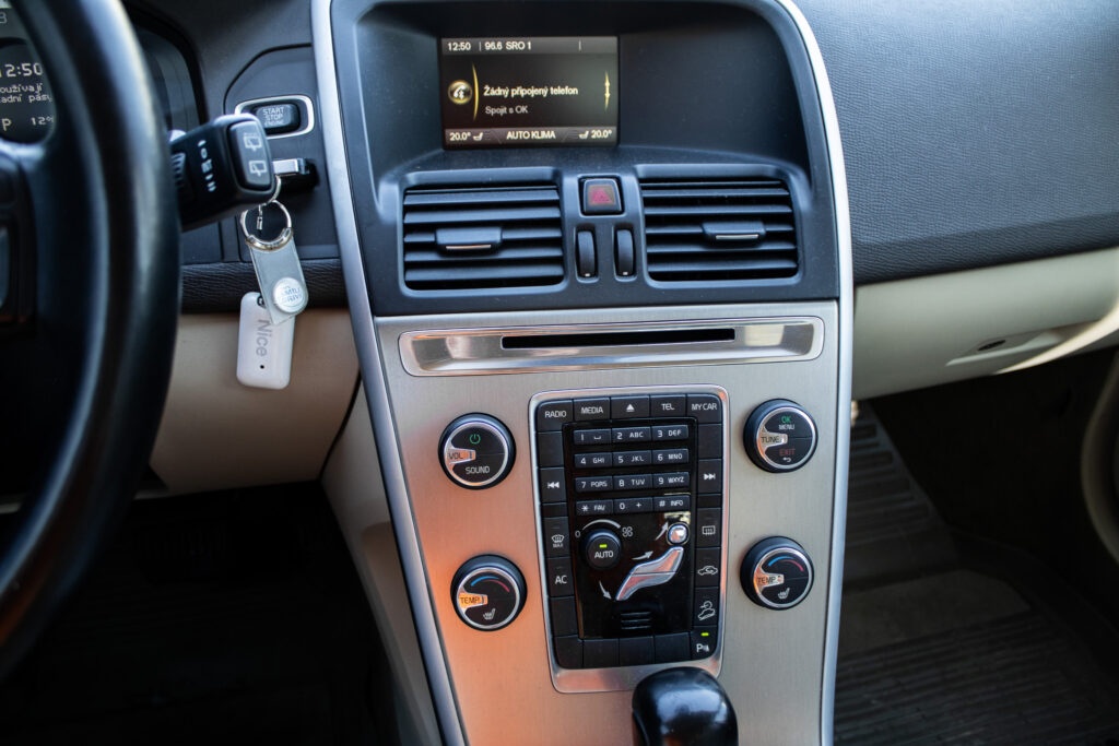 Volvo XC60 2.4D Momentum, 120kW (2011) - 14