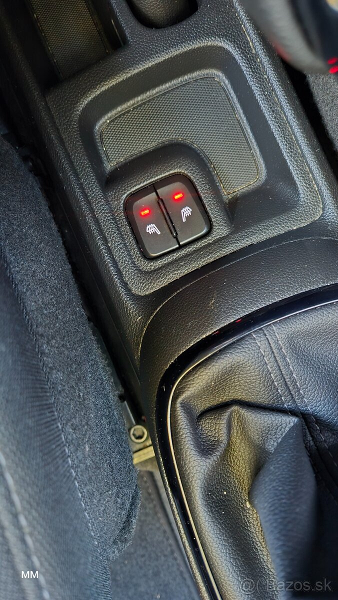 Opel, vyhrievaný volant a sedačky - 14