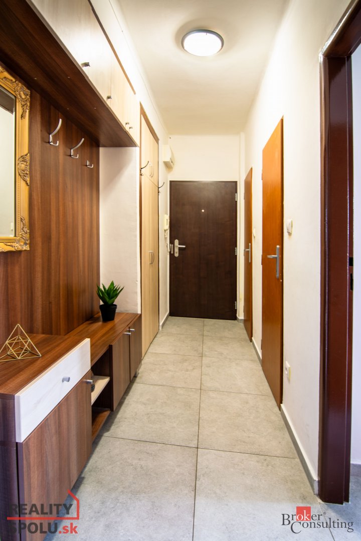 REZERVOVANÉ:Priestranný 3-izbový byt v Bernolákove: pokoj, z - 14