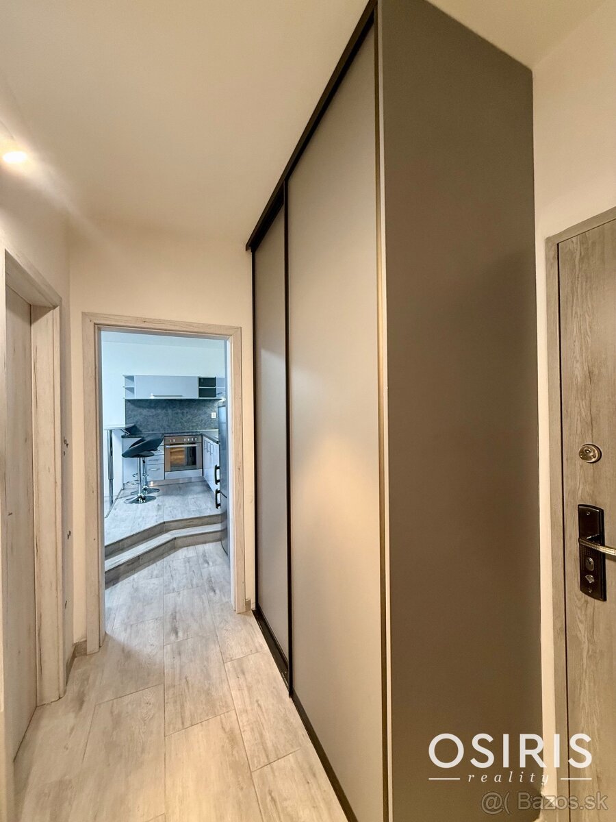 Pekný 2 izbový byt s veľkou zasklenou loggiou - 14