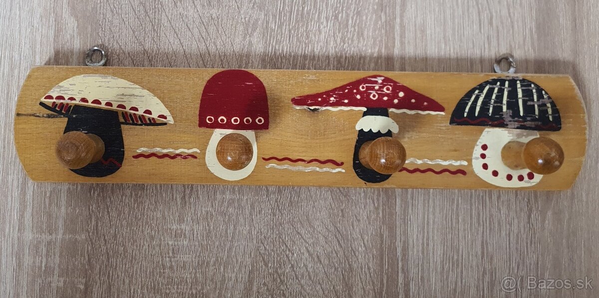 Posteľ, skrinky, stôl, stoličky, nočné stolíky, obrázky. - 14