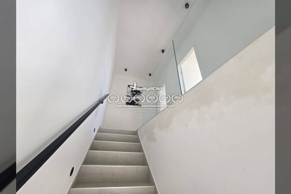 NIN - dvojdom s bazénom - 500 m od centra - 14