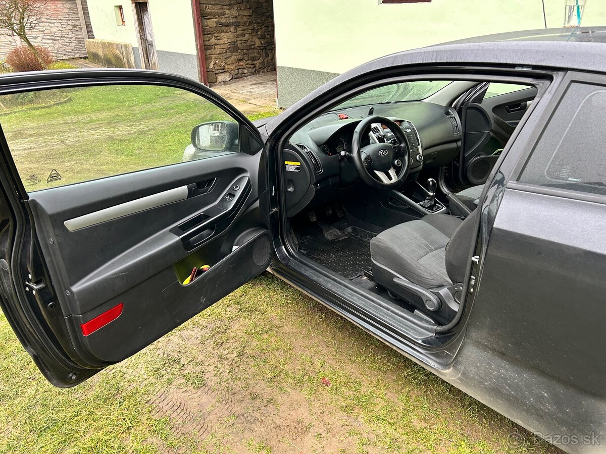 KIA Ceed trojdverák - 14