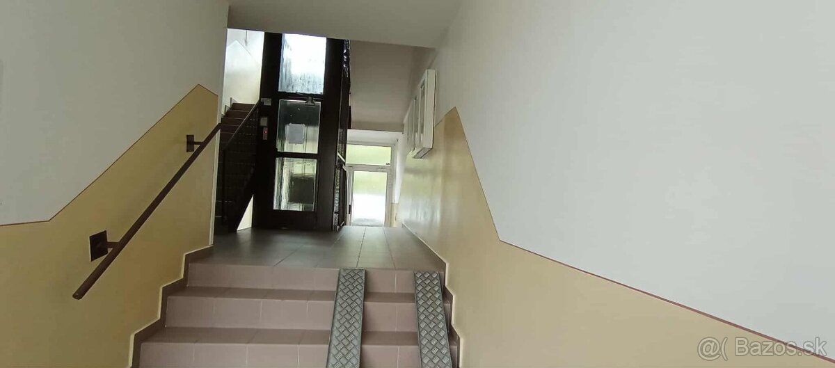 Výnimočný 3,5-izbový byt priamo v centre Lučenca – Námestie - 14