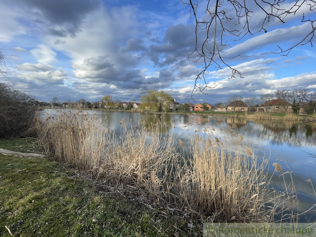 Domček v pôvodnom stave blízko rybníka len 15 km od Nových - 14