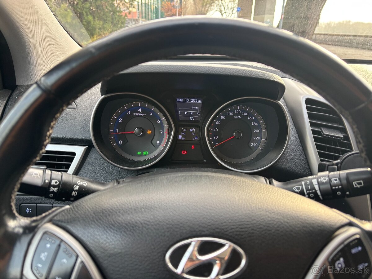 Hyundai i30 kombi 1.6 benzí 88kW 2013 - 14