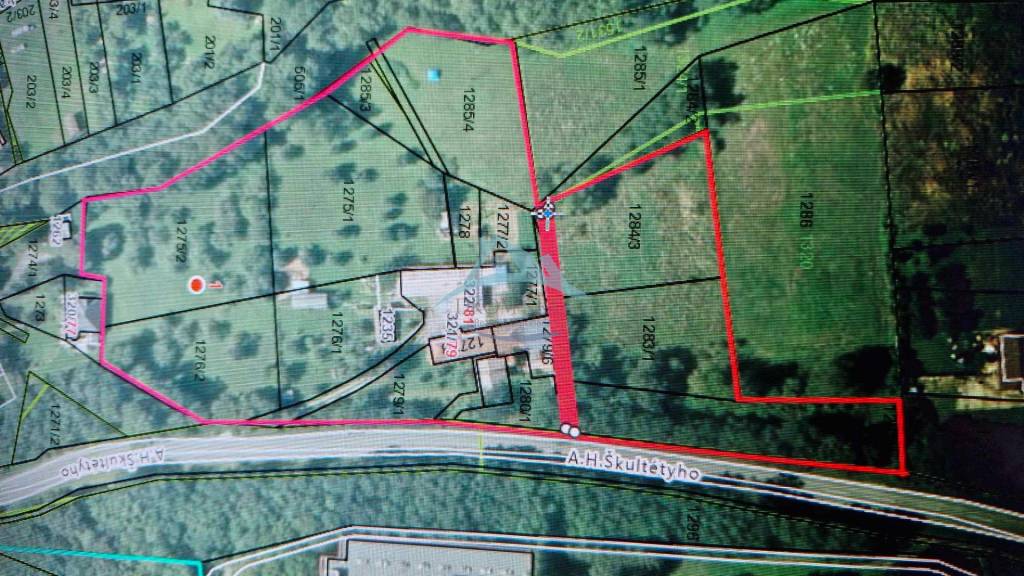 Rozsiahly pozemok (10 000m2) s viacerými budovami priamo vo  - 14
