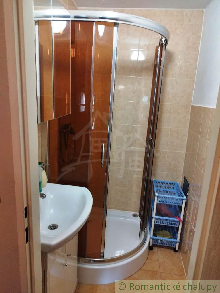 Z časti rekonštruovaný gazdovský dom v obci Hrušov - 14