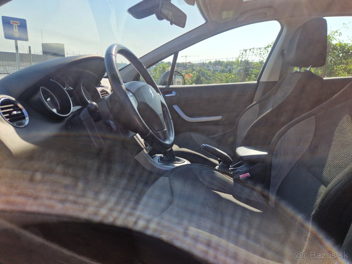 Peugeot 308 hatchback benzín 1,6 rok 2010 - 14