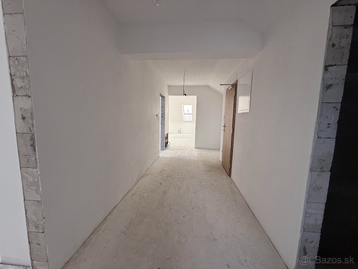 Na predaj 3-izbový podkrovný byt s loggiou v historickom cen - 14