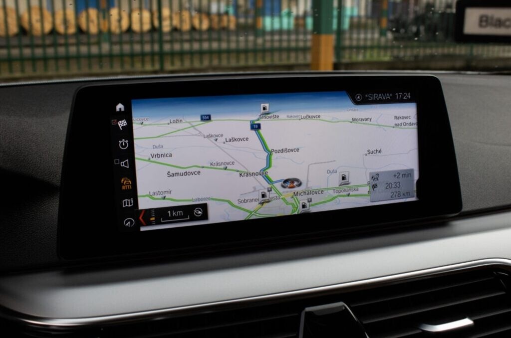 BMW 520d Touring z roku 2017 - 14