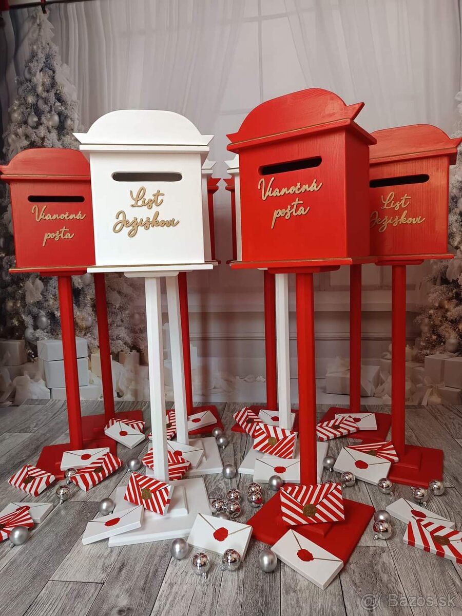 Drevené rekvizity, paravany a pódia.
- 14