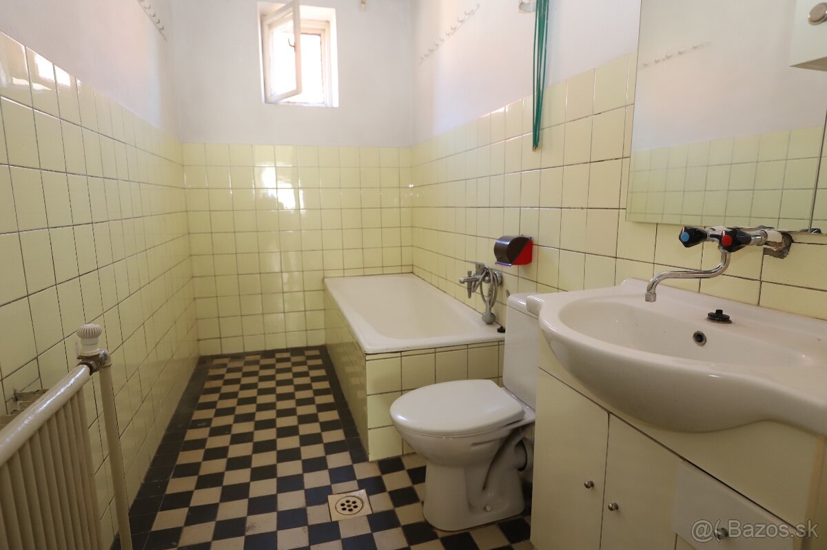 4 izbový rodinný dom s garážou v obľúbenej lokalite "západ - 14