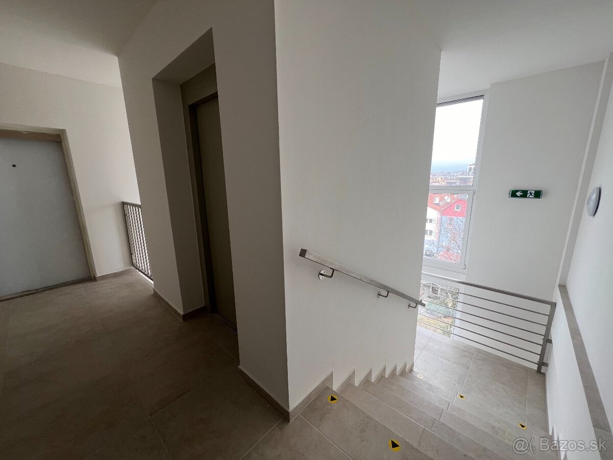 Na predaj krásny 3-izbový byt s terasou a výhľadom na Vysoké - 14