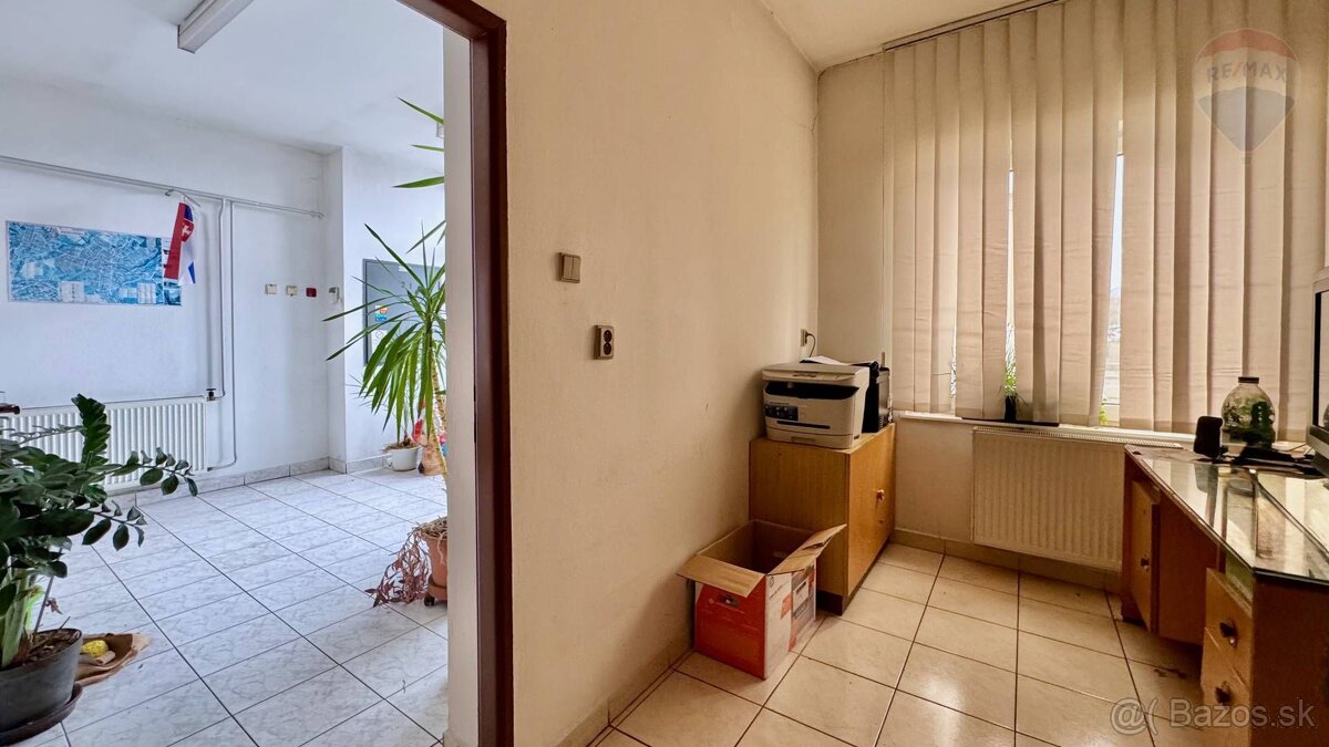 Predajný sklad s administratívou 1.200 m2, podvesným žeriavo - 14