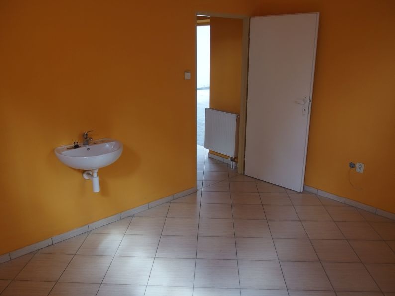 Skladové priestory v oplotenom areáli s vrátnikom - 14