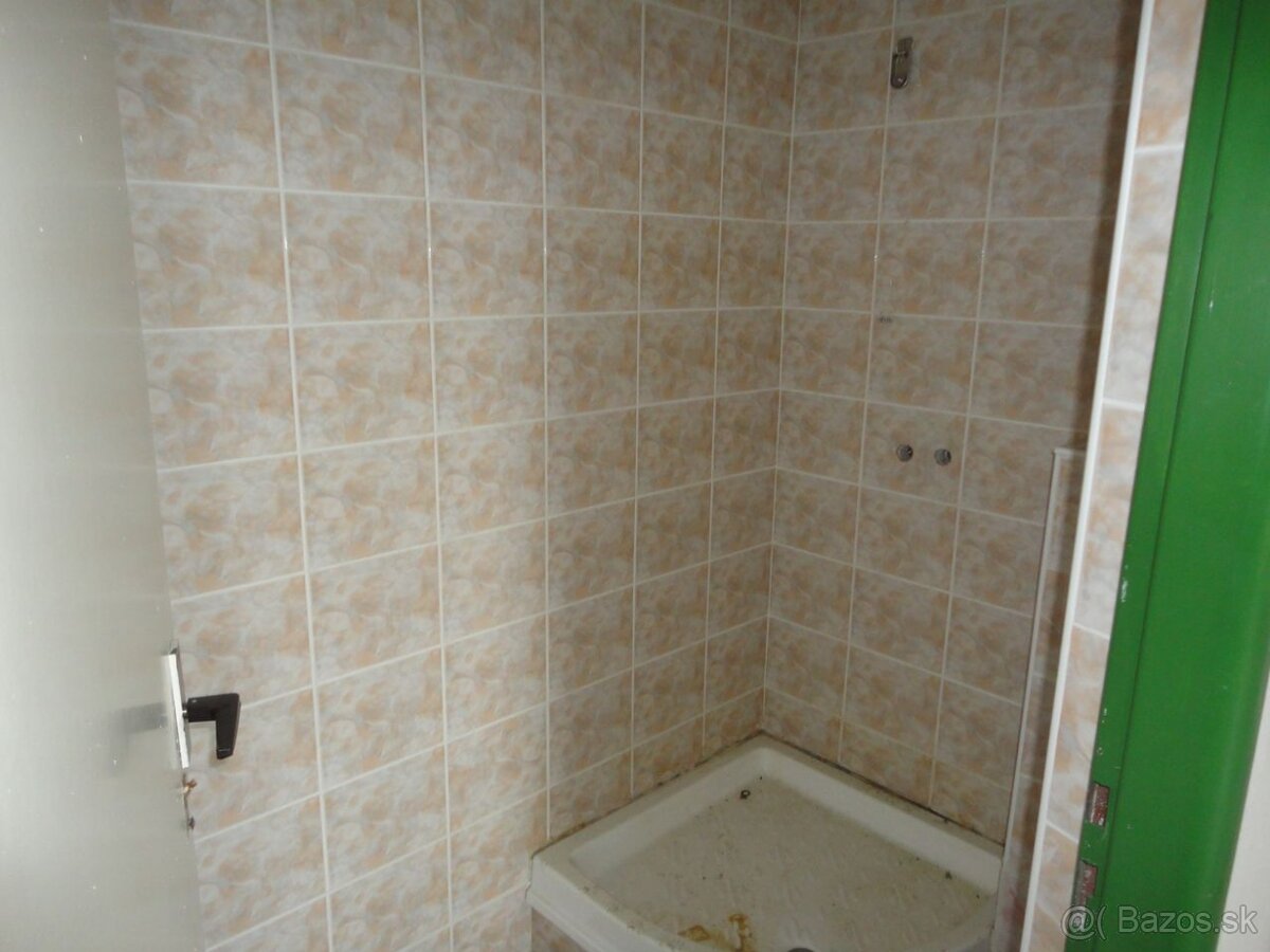 Na predaj bývalá administratívna budova v Bojniciach - 14