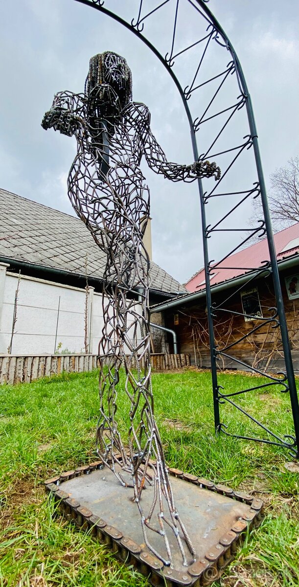 Socha ženy z kovu - 14