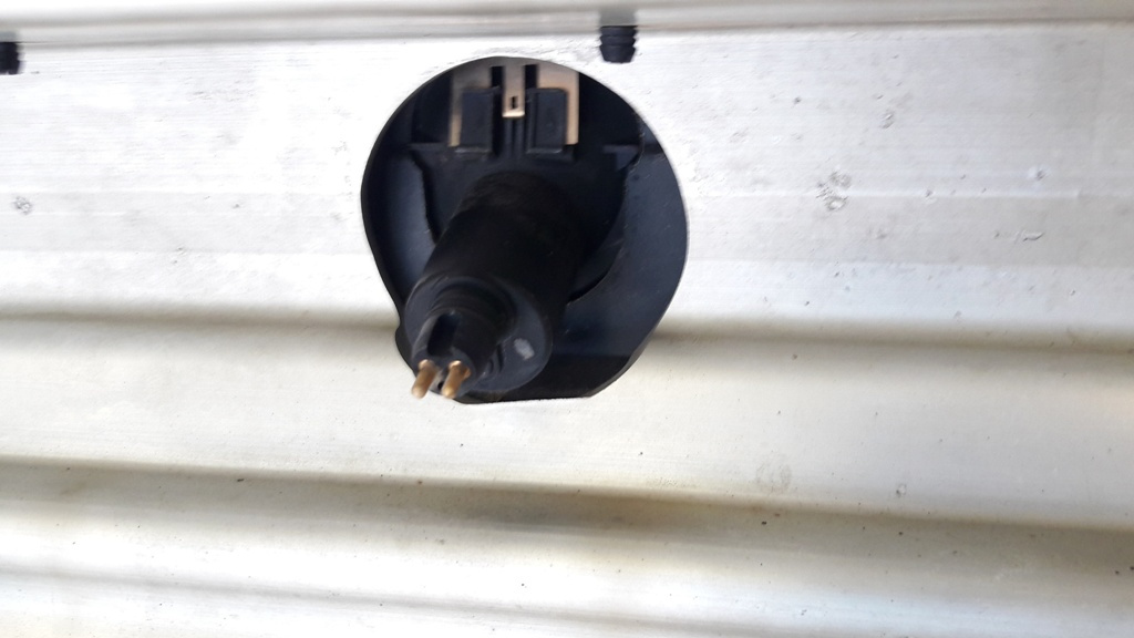 BMW 7 E32 Zadný nárazník - 14