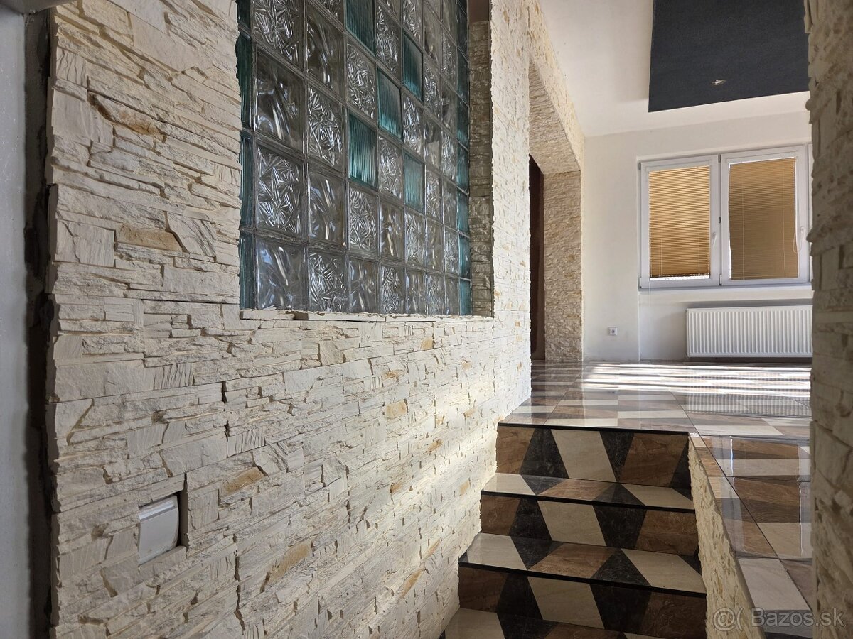 Zrekonštruovaný dom s krásnym interiérom- ihneď k bývaniu - 14