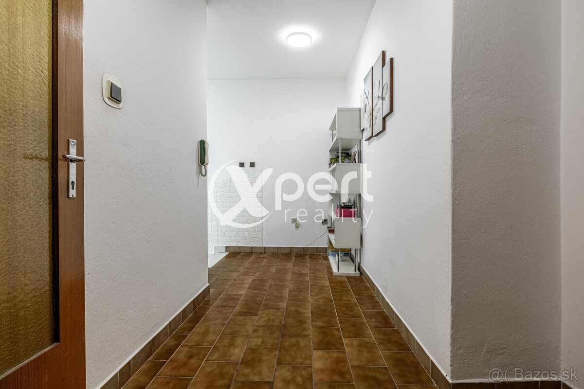 NA PREDAJ RODINNÝ DOM S GARÁŽOU A SLNEČNOU ZÁHRADOU - 14