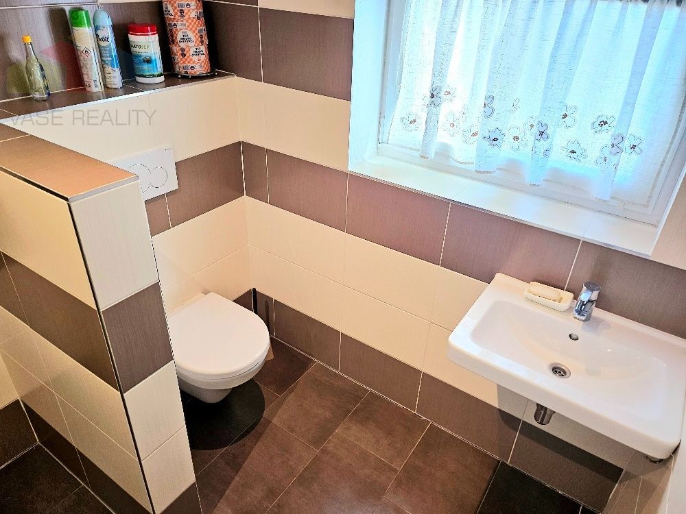 RODINNÝ DOM - PODLUŽANY - 4 IZBOVÝ -148 M2 NA POZEMKU 1049 M - 14