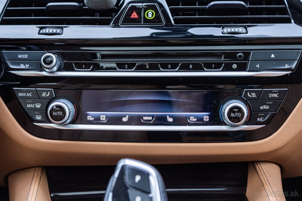 BMW 540i xDrive 250kW / TOP STAV / Panoráma / HeadUp / - 14