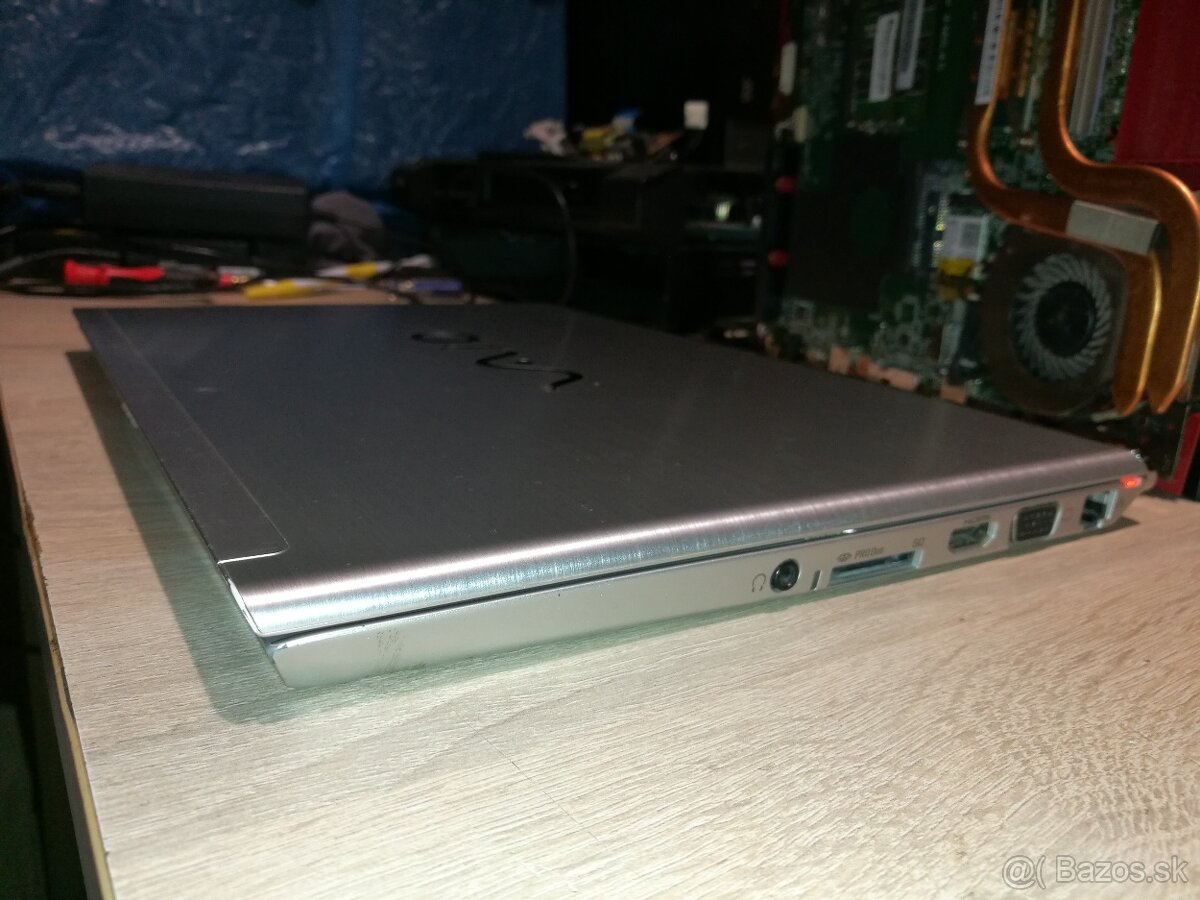 Sony. 13,3“. Dotyková obrazovka. - 14