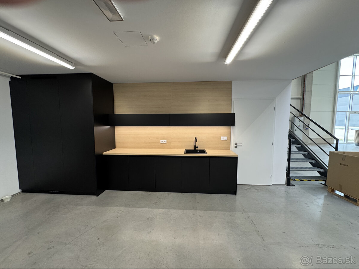 Prenájom rožného obchodno-skladového priestoru 421 m² s kanc - 14