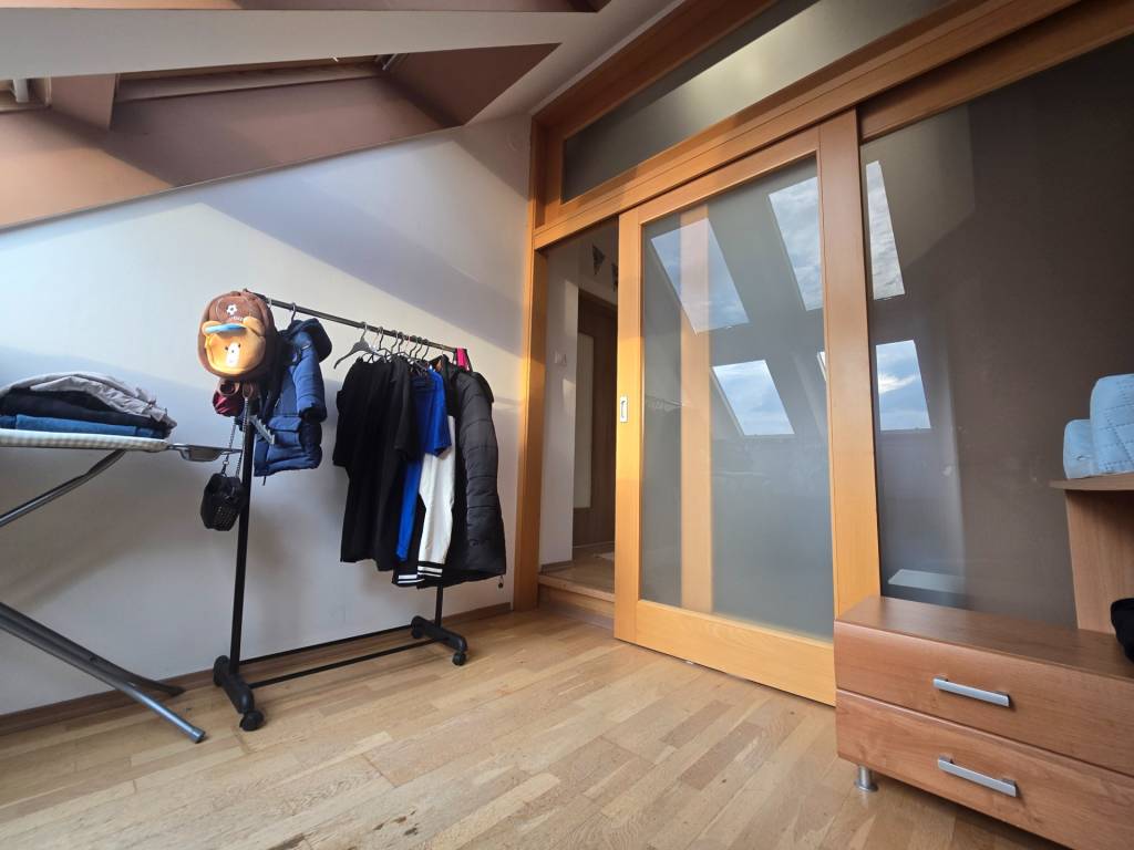 5 izbový podkrovný byt s parkovacím miestom - 14