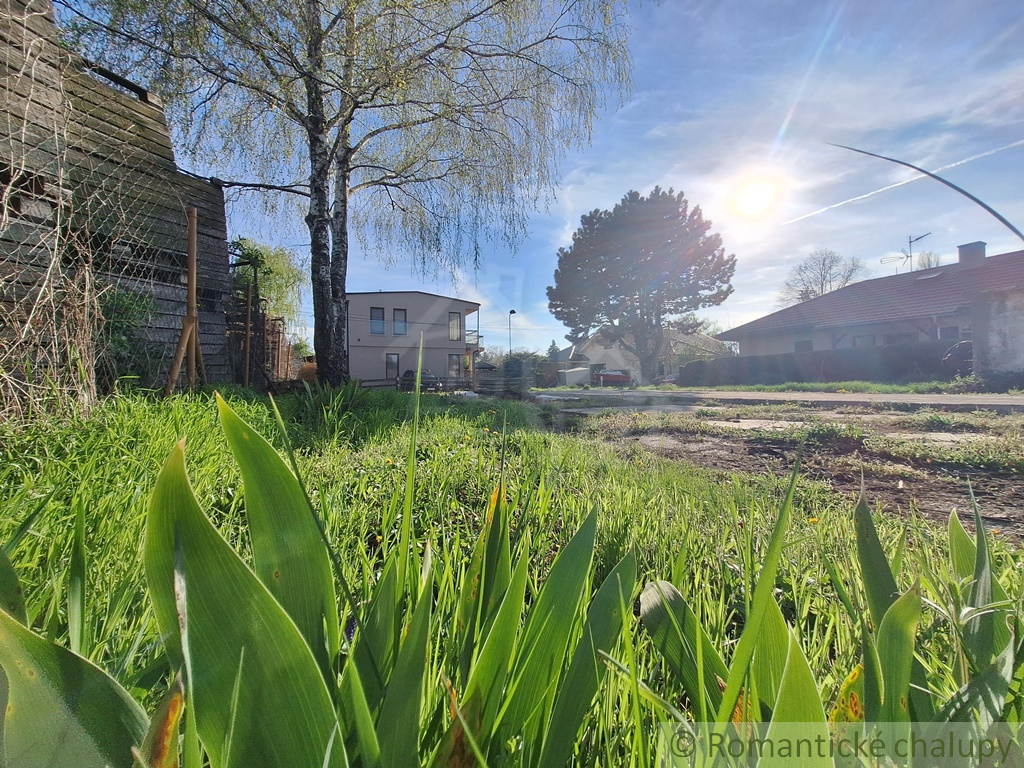 Stavebný pozemok v kľudnej časti podunajskej obce Kravany - 14